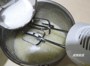 step6: 蛋白先用打蛋器打出一些泡沫,然後加入檸檬汁及細砂糖(分2次加入)