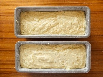 step8: 將麵糊倒入烤模中，並用170烤約45分鐘即可取出。(取出前可以用竹籤搓入蛋糕體中，取出後沒有任何沾黏即可。)