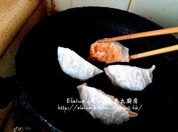 step13: 期間將適量餃子放入鑊中用慢火慢慢煎至金黃脆身即可
