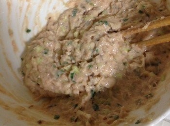 step4: 加鹽、胡椒粉，攪拌均勻。再擠入檸檬汁去下腥味，滴幾滴橄欖油。若是感覺水分很多，可以稍微加點面粉拌均勻。