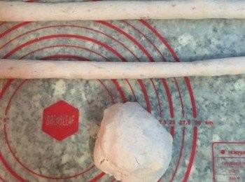 step6: 再用手慢慢混勻成糰。 並搓成長條狀