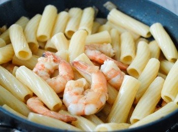 step6: 待醬汁煮沸後，下鮮蝦和長通粉，拌勻再煮一分鐘即成！