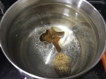 step2: 陳皮浸軟刮囊，隨水煲至大滾