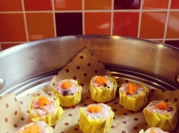 step3: 蒸前在底部放紅蘿蔔片或紙防痴底。