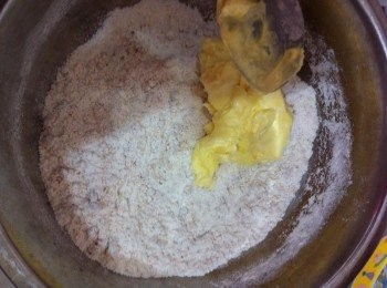 step3: 然後加入牛油，用雙手輕輕的搓均勻。