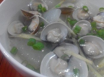 step2: 水燒開，放入冬瓜，再加入薑絲，注意冬瓜呈透明色有一點點軟接著再把蛤蜊放入鍋煮，加入少許米酒、香油，最後放上青蔥，即可盛盤享用。