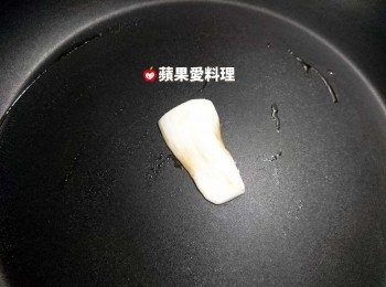 step2: 取出平底鍋，倒入麻油。拿一片杏鮑菇，將油抹勻鍋底。