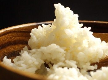 step8: 飯熟後加入果醋及砂糖，拌勻成醋飯。