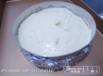 step2: 1)　把一片海棉蛋糕放入模內。
2)　Cream cheese加砂糖攪至軟滑。
3)　分次加入蛋黃液、淡忌廉拌勻。
4)　加入低粉拌勻，過篩。
5)　倒入已放了海棉蛋糕片的模內。
6)　放進已預熱焗爐150度烘烤約23分鐘。
7)    出爐後放涼備用。