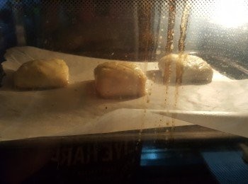 step18: 如用焗爐就先預熱焗爐230度10分鐘,酥餅入爐後轉200度焗20-22分鐘(時間因應每個爐溫而定)