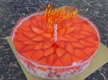 step14: 脱模時先將蛋糕模放在窄身的物件上，然後慢慢向下脱模，用吻刀移動蛋糕至底托或碟上裝飾