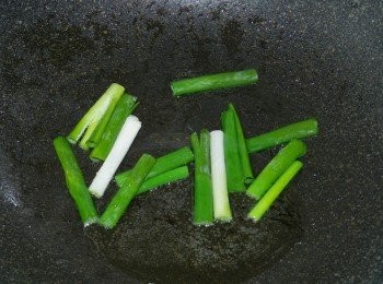 step2: 起一油鍋，下蔥段快炒