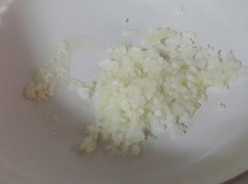 step3: 把洋蔥碎加入炒至香味出來