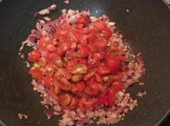 step4: 原鍋內再放些橄欖油，炒香洋蔥、蒜末和辣椒，再把蕃茄炒軟。