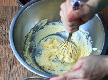 step1: 植物奶油放室溫軟化後，攪拌成奶霜狀