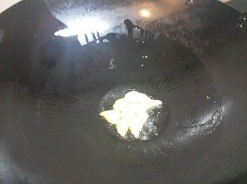 step2: 熱油鑊放薑片爆香。
