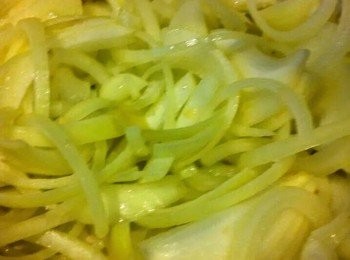 step1: 洋蔥切碎，牛肉高湯粒用熱水開溶備用, 熱鍋放牛油用中火把洋蔥炒香