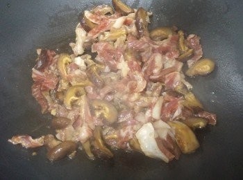 step5: 開鑊加1匙油，先炒冬菇絲及牛肉至7成熟，撈起備用
