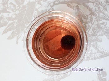 step2: 把藍莓、砂糖及氈酒倒進瓶內略攪動至砂糖溶掉，關上蓋放在沒有陽光的柜內10星期，到期日便可飲用