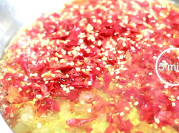 step10: 把所有<span class="group_1">食材</span>先放入鍋內再開火。包括辣椒、冰糖和食用油。
以中小火烹調, 從開火至煮好的時間是5分鐘。手機設定倒數時間, 操作安心又準確。

想玩玩做辣椒醬的朋友, 第一次最好先用一份材料煮5分鐘的方法, 就絶不失手。當您煮久了, 就會懂得看它在烹煮時的轉變。