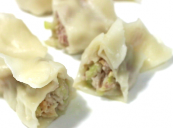 step20: 絞肉要嫩滑, 除了要打水和黏性出勁, 在烹煮時千萬不要過火, 過火, 肉就會老了。