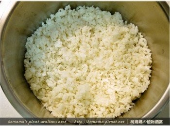 step3: 將白飯直接放置於電鍋的內鍋中，稍微拌和一下，讓米粒鬆散。