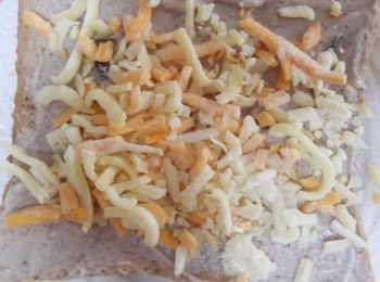 step1: 將紅豆餡與奶油乳酪攪拌均勻後塗抹在吐司上在灑上起士絲