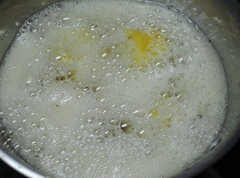 step8: 油溫約160度，布丁就可以沾上<span class="group_2">麵糊</span>，下鍋油炸囉!!