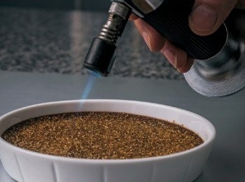 step7: 在品嚐之前撒上紅糖，用噴槍加熱表面使紅糖焦糖化。