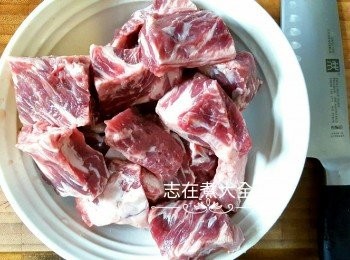 step1: 牛肋條洗乾淨吸乾水後切大件