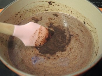 step3: 小火慢慢煮溶。