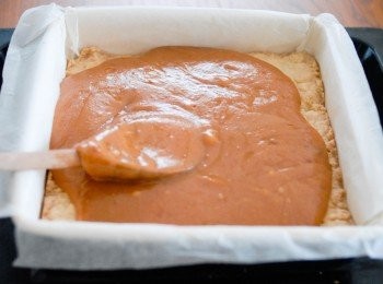 step4: 將<span class="group_2">焦糖漿</span>直接倒入待涼的<span class="group_1">酥餅</span>上，然後讓<span class="group_2">焦糖漿</span>待涼