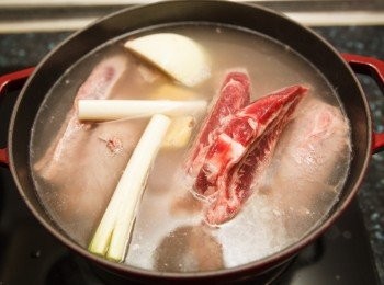 step1: 首先備一鍋滾水，將汆燙用的材料與牛肋條下鍋煮汆燙並撈除泡渣，約2~3分鐘後取出；牛肋條切塊備用、汆燙的湯汁也留著備用。