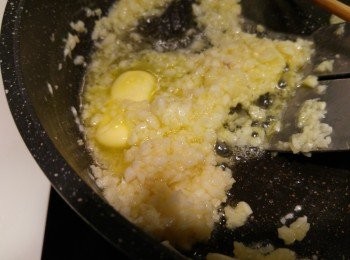 step1: 蒜蓉,牛油和少許油一起炒,炒到聞到蒜蓉香味,不要炒燶蒜頭,最後加鹽和糖。