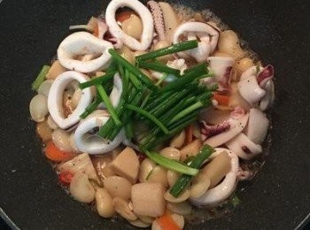 step9: 撒入辣椒與蔥綠，拌勻即可。