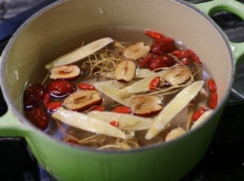 step3: 將所有藥膳材料洗淨，放入鍋中，加水用大火煮滾後，轉小火煮15分鐘。