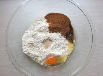 step4: 將所有材料(奶油和葡萄乾及核桃除外)倒入調理碗中攪拌搓揉成為一個不黏手的麵糰,工作檯面撒上適量的麵粉將麵糰從鋼盆中移出(液體部份要先保留30cc,在麵糰已經攪拌成糰後依麵粉吸水性再慢慢加入)。