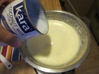 step3: 加入牛奶/椰奶奶，再用橡皮刮刀刮拌均匀，然後再加進油用橡皮刮刀刮拌均匀。