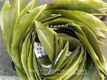 step1: 素肉(皮絲)泡軟洗淨滷好。