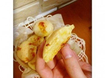 step10: 口感Q彈有嚼勁呢^^ 表皮酥脆..裡頭卻又QQ的呢~~真是無法抵抗這個麻糬起士球呢!!!