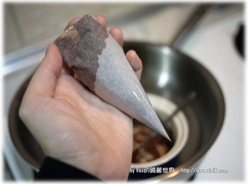 step2: 這時取一烘焙紙折成下圖，邊邊用膠帶黏緊。把巧克力液倒入烘焙紙後，最上面如下圖那樣反折起來即可。最後在尖頭處用剪刀剪一小洞即為巧克力筆