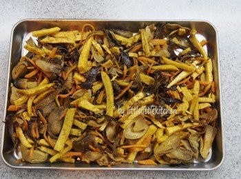 step1: 材料切絲，用調味料和咖喱粉炒香，放涼