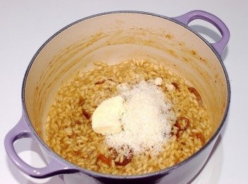 step8: 把飯離火,加入奶油及帕馬森乳酪粉