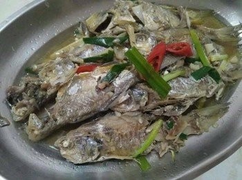 step5: 若魚熟了，最後放入青蔥和辣椒再悶鍋蓋約3秒後，即可起鍋盛盤上桌享用冠軍王午仔魚【澎湖野生水產】。