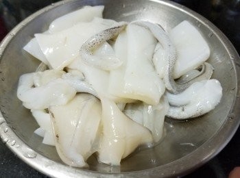 step2: 鮮魷，用少少雞粉，黃酒，孜然粉，麻油，醃入味