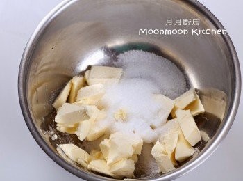 step1: 把牛油、砂糖放入大盆中，打發至鬆發。
