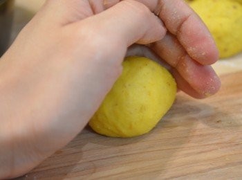 step11: 11. 第二次發酵完，一邊輕輕滾圓麵團，一邊排出內裡的空氣。