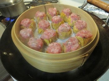 step4: 烧卖底部垫上小片烘焙纸，上锅蒸，上汽计时蒸10分钟即可。