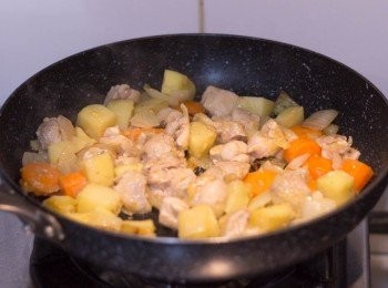 step4: 雞肉煎至表面變色後，平均灑入麵粉把各材料炒均至看不見乾麵粉