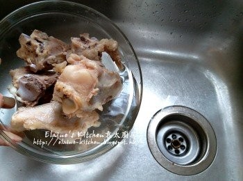 step2: 期間將豬骨洗淨放入水中蓋上蓋出水5分鐘 , 盛起沖一沖洗及瀝乾份